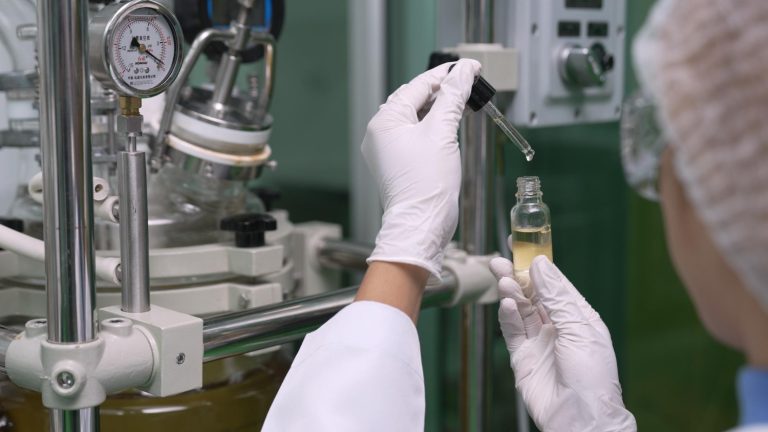 CO₂ extraction vs solvent extraction — how CBD oils differ